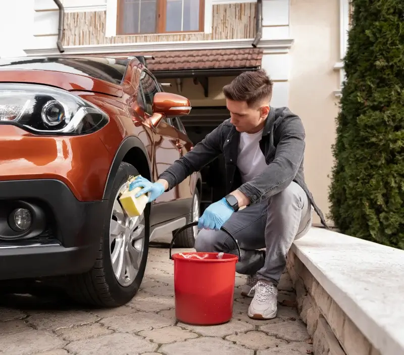 Lavage auto à domicile Le Croisty : professionnel intervenant sur un véhicule